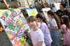 Vor dem Rathaus malten Kinder der Malschule„ spARTacus “ Bilder zum Thema Grundgesetz.