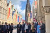 Die Staatspräsidenten Steinmeier und Macron (v.l.) direkt nach der Ankunft vor dem Rathaus mit Reinhard Zinkann, Elke Büdenbender, Brigitte Macron, Ursula von der Leyen, Hendrik Wüst, Maria Lewe und Markus Lewe.