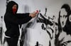 Banksy lässt die Mona Lisa Herzen schießen