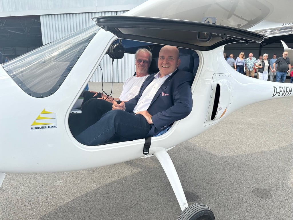 Paderborner Flughafen-Chef testet Elektroflugzeug