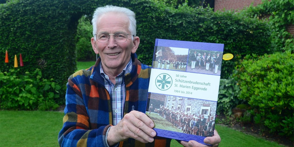 Heinz Homann gehörte vor sechs Jahrzehnten zu den Gründungsmitgliedern der Schützenbruderschaft St. Marien Eggerode. Er zeigt die Festschrift anlässlich des 50-jährigen Bestehens.