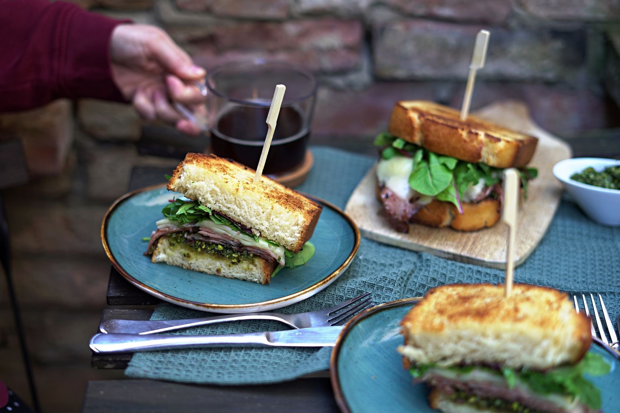 Mortadella-Frühstücksburger mit Basilikum-Pistazien-Pesto