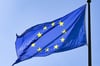 Eine Europaflagge: Bürokratie-Moloch, "Zahlmeister Deutschland", Euro-Teuro - was ist dran an den Mythen zu der Staatengemeinschaft? Wir haben uns fünf Mythen genauer angesehen.