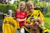 Dr. Winfried Keuthage und Anna Keuthage, hier mit Hund Fussel, freuen sich auf Wembley. Anna ist selbst Fußballerin und schätzt daher die DJK Borussia Münster (Trikot) noch ein bisschen mehr als den BVB. Auf ihrem Dortmund-Trikot hat Jude Bellingham unterschrieben, der ausgerechnet von Dortmund zu Real gewechselt war.