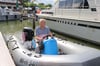 Willi Büscher im Schulungsboot. „Wichtig zum Lernen ist nicht die Größe des Motorboots, sondern die Leistung“, sagt der erfahrene Ausbilder. Sein Boot schafft 65 Stundenkilometer.