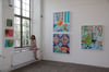 Susanne Kamps zwischen ihren Bildern in der Orangerie