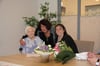 Irmgard Vahlenkamp (links, 104) ist die Einzige in Bielefeld, die in diesem Jahr Smaragd-Konfirmation feiert. Zusammen mit Tochter Silke Baacke (Mitte, 79) und Melanie Henke, Diakonin für den Bielefelder Süden, zelebriert sie 90 Jahre Konfirmation.