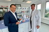 Firmenchef Eduard Dörrenberg (links) und Laborleiter Erik Schulze zur Wiesche präsentieren eine Zahncreme und den dort enthaltenen Wirkstoff Hydroxylapatit.