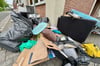 Kartons, Papier, Folien – alles, was offenbar wegmusste – stapelte sich diese Woche vor einem Haus an der Professor-Gärtner-Straße.