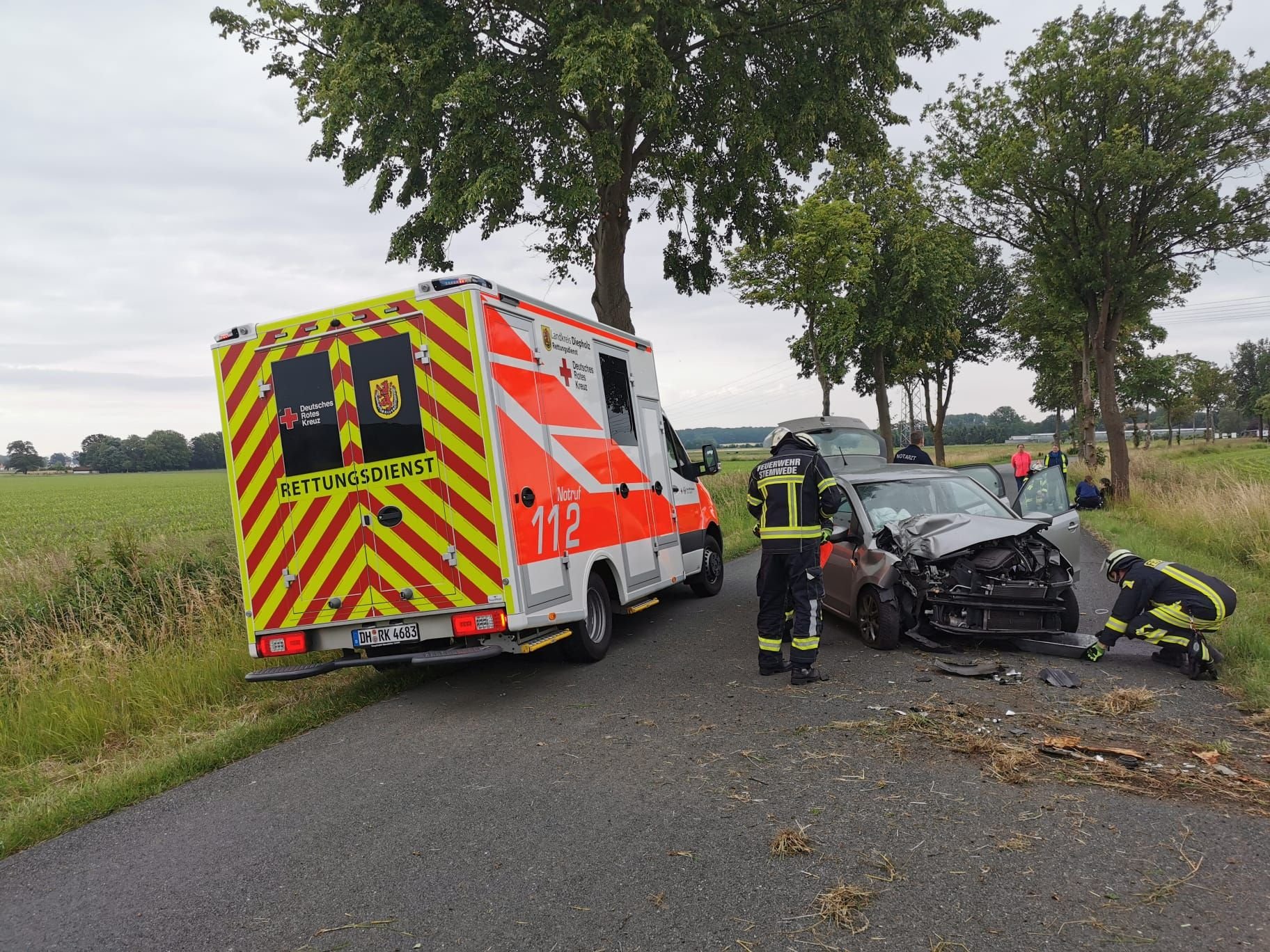 Stemwede: VW Kracht Gegen Baum: 56-Jährige Schwer Verletzt