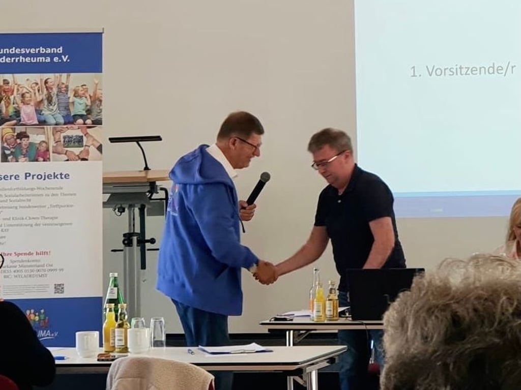 Wahlleiter Rolf Schürmann (li.) gratuliert dem Vorsitzenden Sven Sperling zur Wiederwahl. 