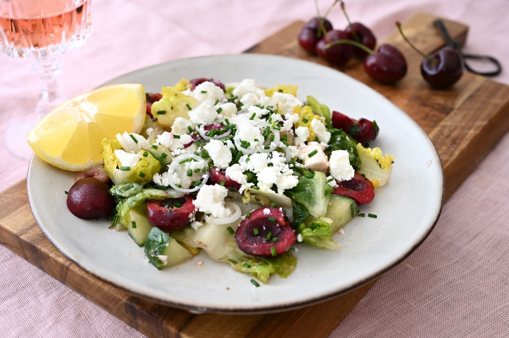 Hier ist Frucht mehr als Deko: Salat mit Kirschen und Feta Hier ist Frucht mehr als Deko: Salat mit Kirschen und Feta