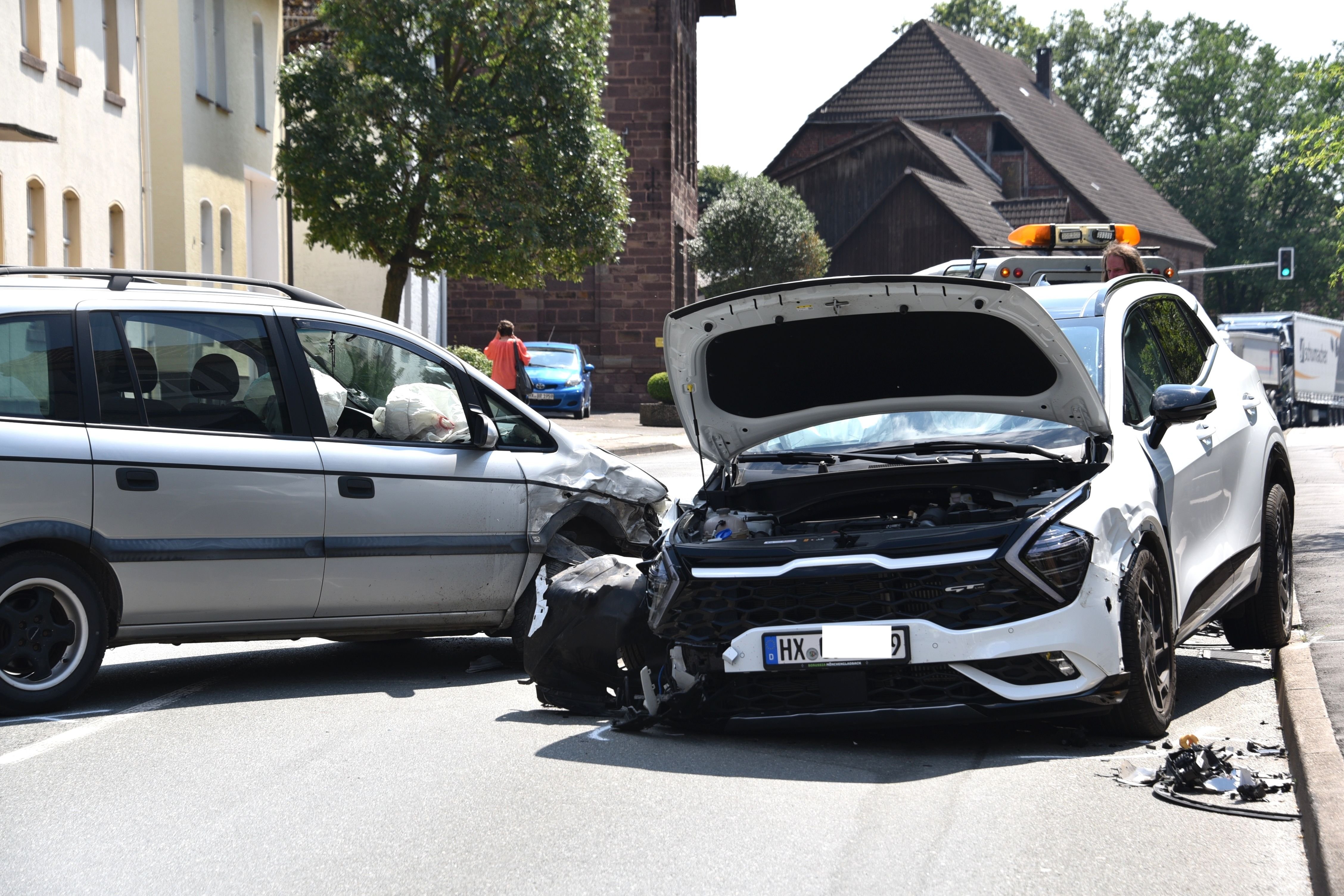 Höxter: Stau Nach Unfall Auf B64/B83 Bei Godelheim