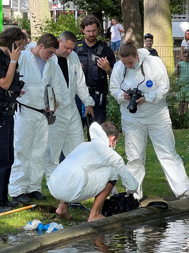 Fotos Polizei findet Tasche des getöteten Philipos T. in Teich des
