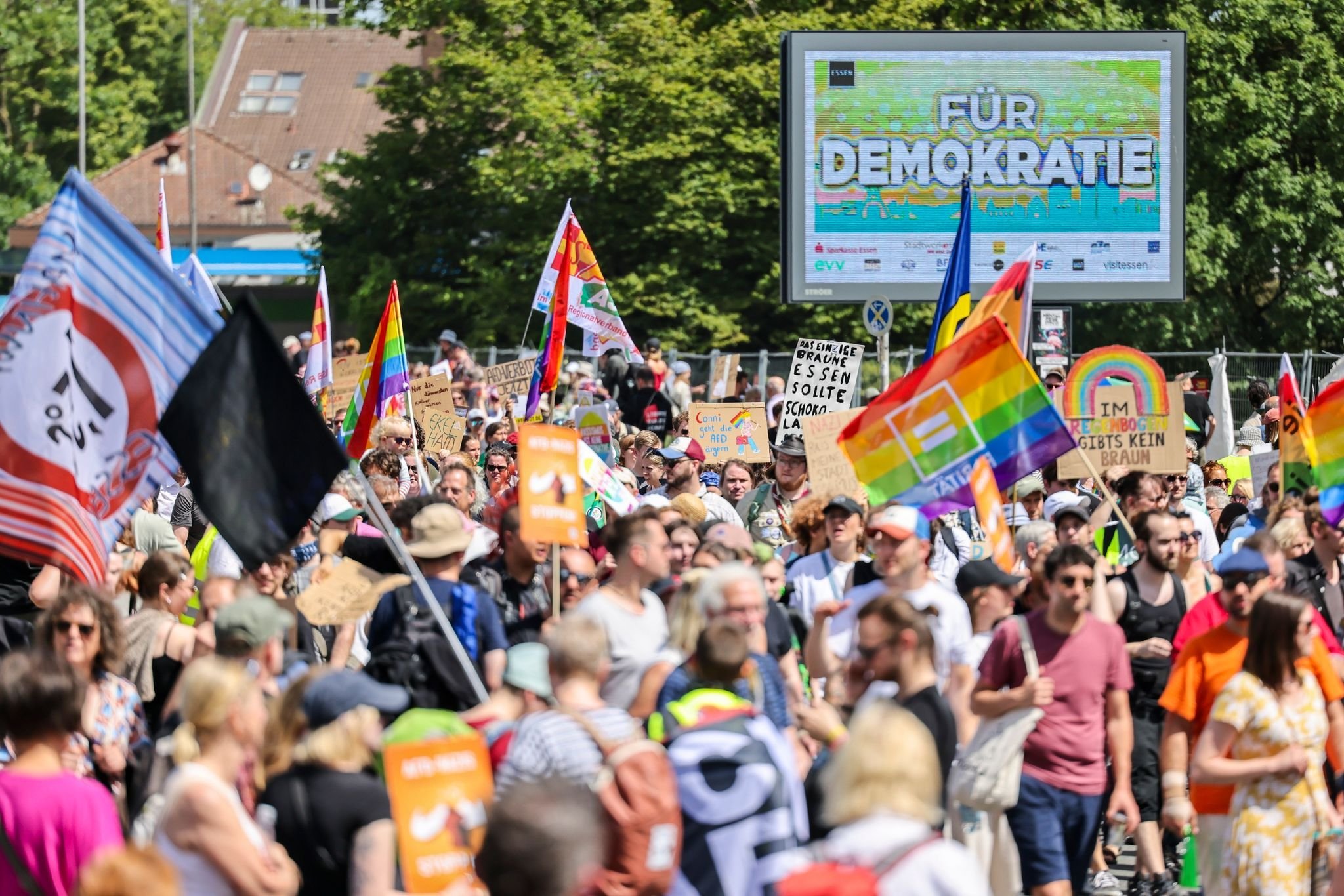 Blockaden Und Bunte Demo: Essen Protestiert Gegen Die AfD