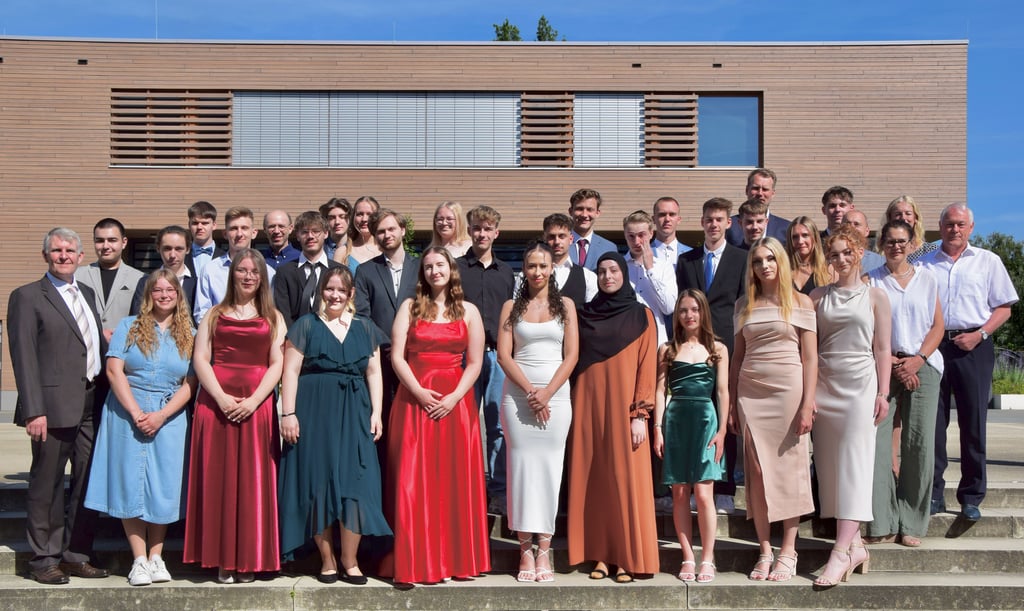 Herford 28 Absolventen am Gymnasium des FriedrichListBerufskollegs