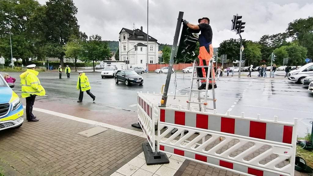 Höxter B64Ampelanlage an Hauptkreuzung nach Unfall ausgefallen