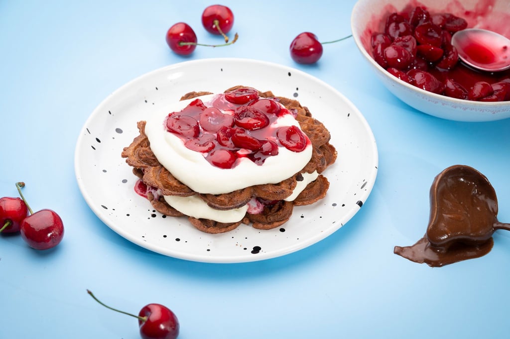 Kirschen entsteinen für Schwarzwälder Kirschwaffeln