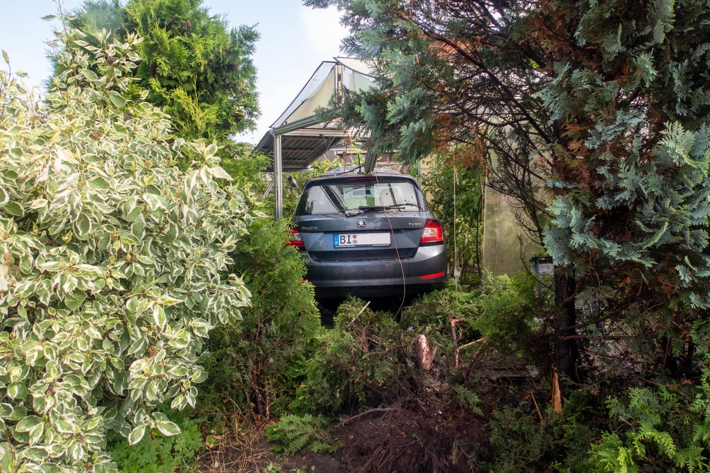Halle Auto rauscht in in Künsebeck