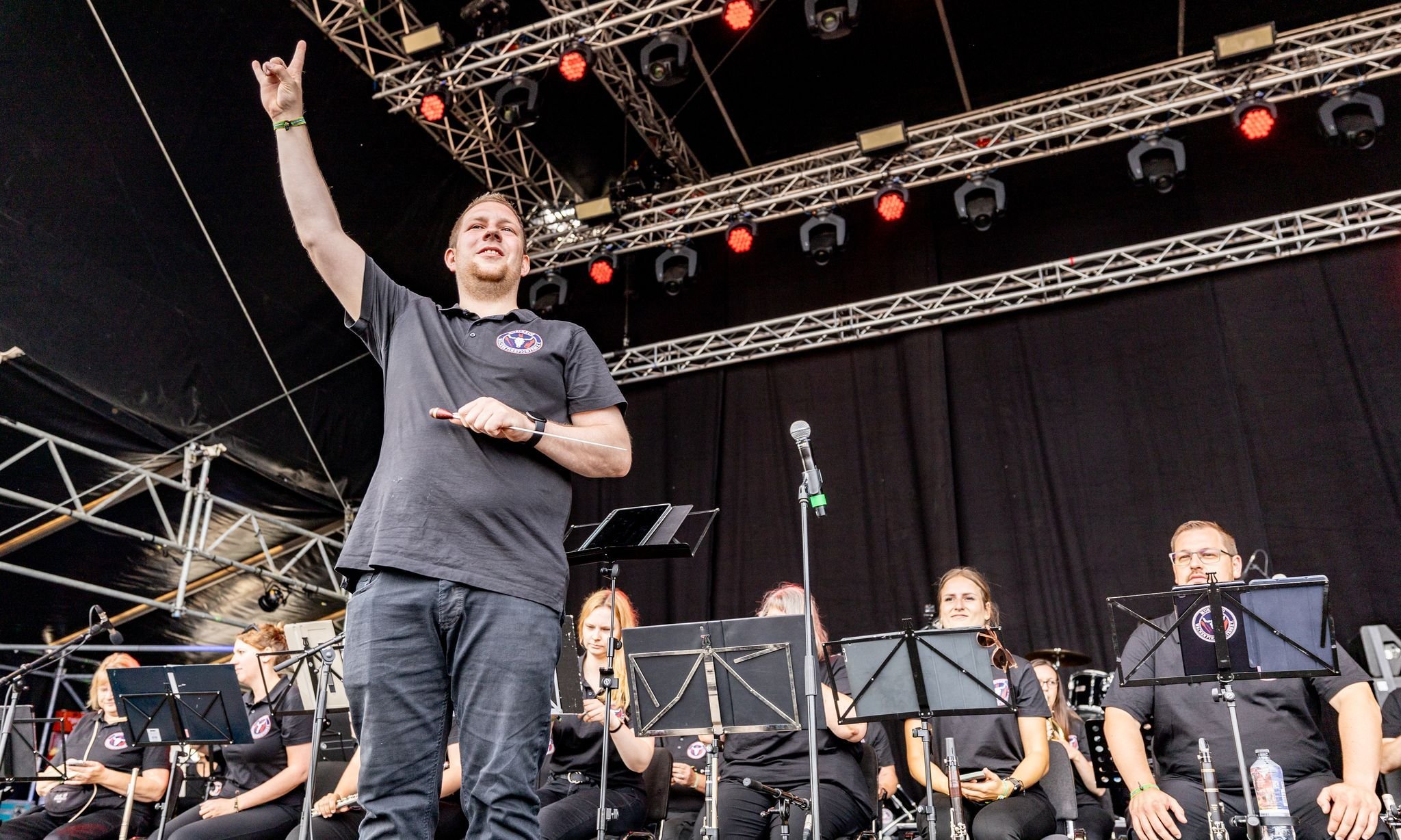 Wacken Firefighters spielen vor Metalfans auf