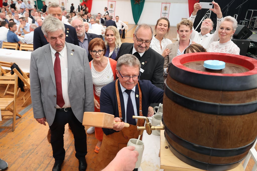 Brakel: Annentag 2024 mit Fassanstich eröffnet