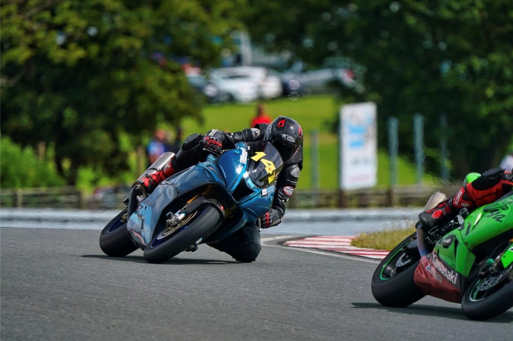 Sebastian Roters beim HR Cup 2024 am Schleizer Dreieck in Thüringen, wo er das fünfte und sechste Saisonrennen in der Klasse „HR750“ (Motorräder bis Baujahr 2007) gewann.