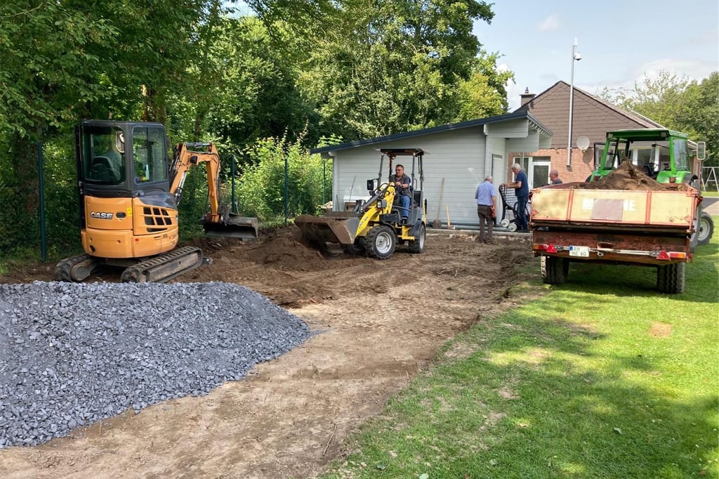 Mit schwerem Gerät wurde die Rasenfläche abgetragen, der Boden ausgekoffert und mit Schotter und Steinen verfüllt, um das Boulefeld herzustellen. Rund 200 Arbeitsstunden leistete die neunköpfige Arbeitsgruppe.