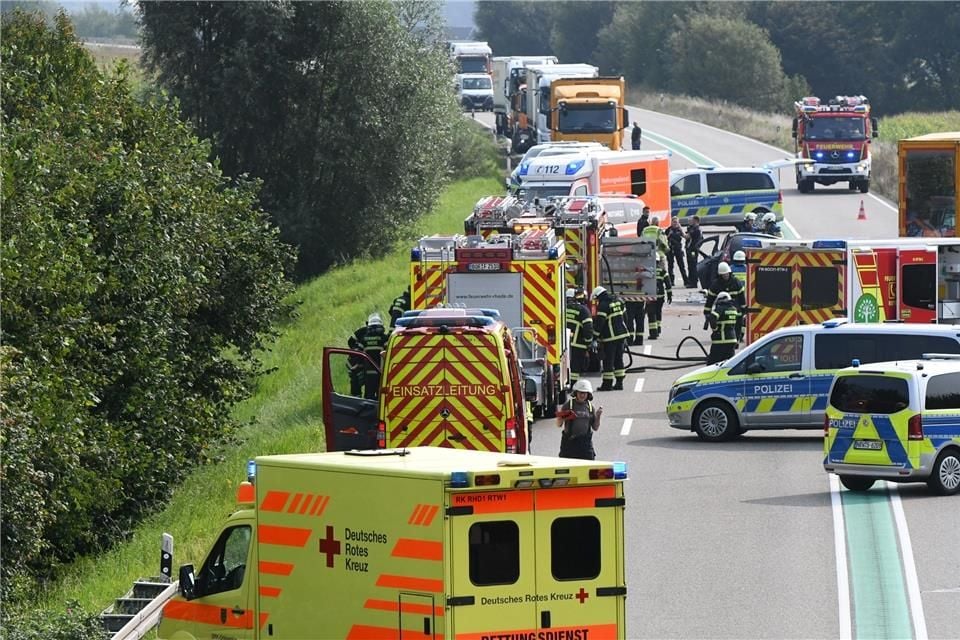 Auto kracht auf der B67 frontal mit Lkw zusammen: zwei Tote