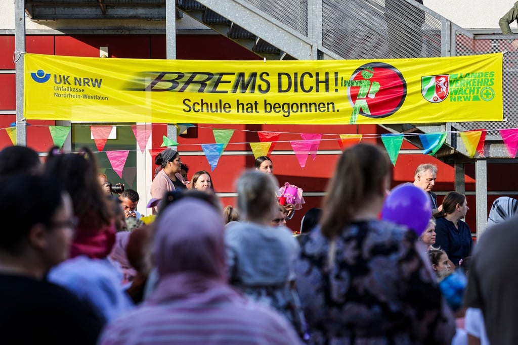 The Landesverkehrswacht sets up autofahrer, for everything in Umfeld von Schulen, in Wohngebieten, a Fußgängerüberwegen and schlecht einsehbaren Stellen umsichtig zu fahren. 