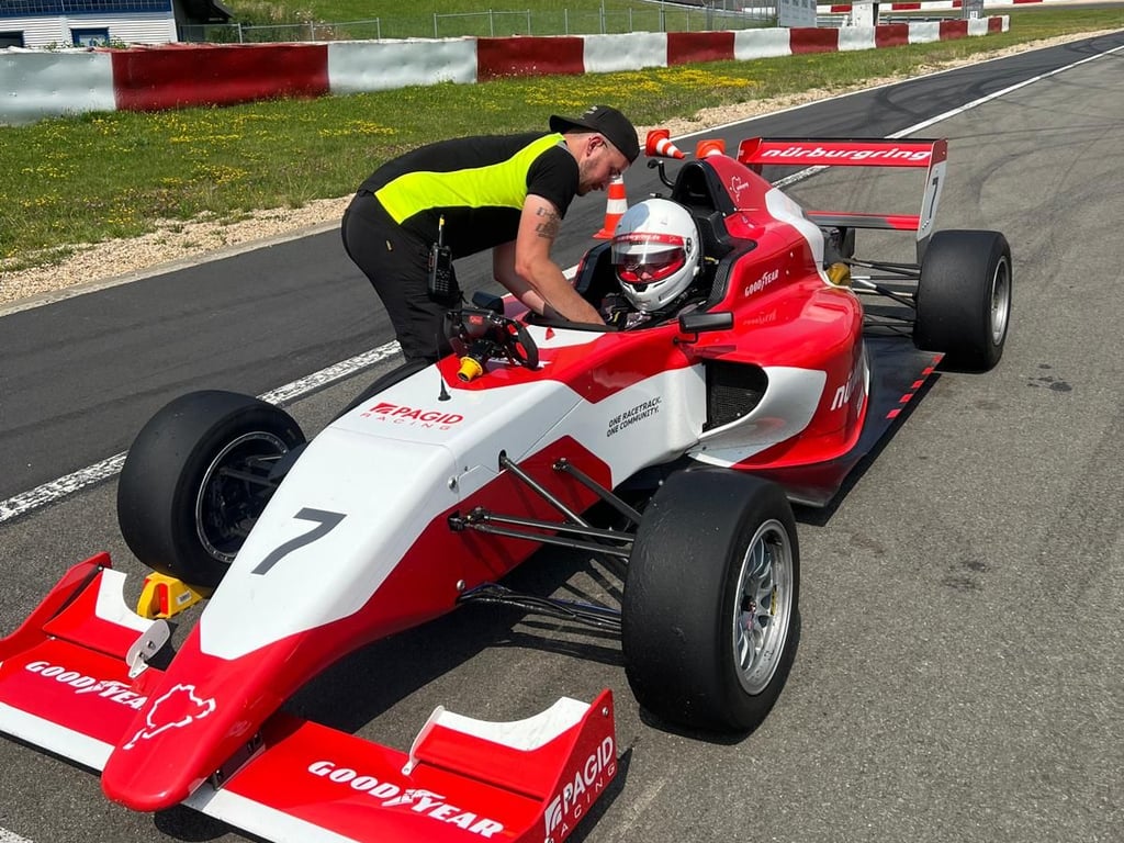 Gronauer Philipp Lingen rast mit Formel-Auto durch die „grüne Hölle ...