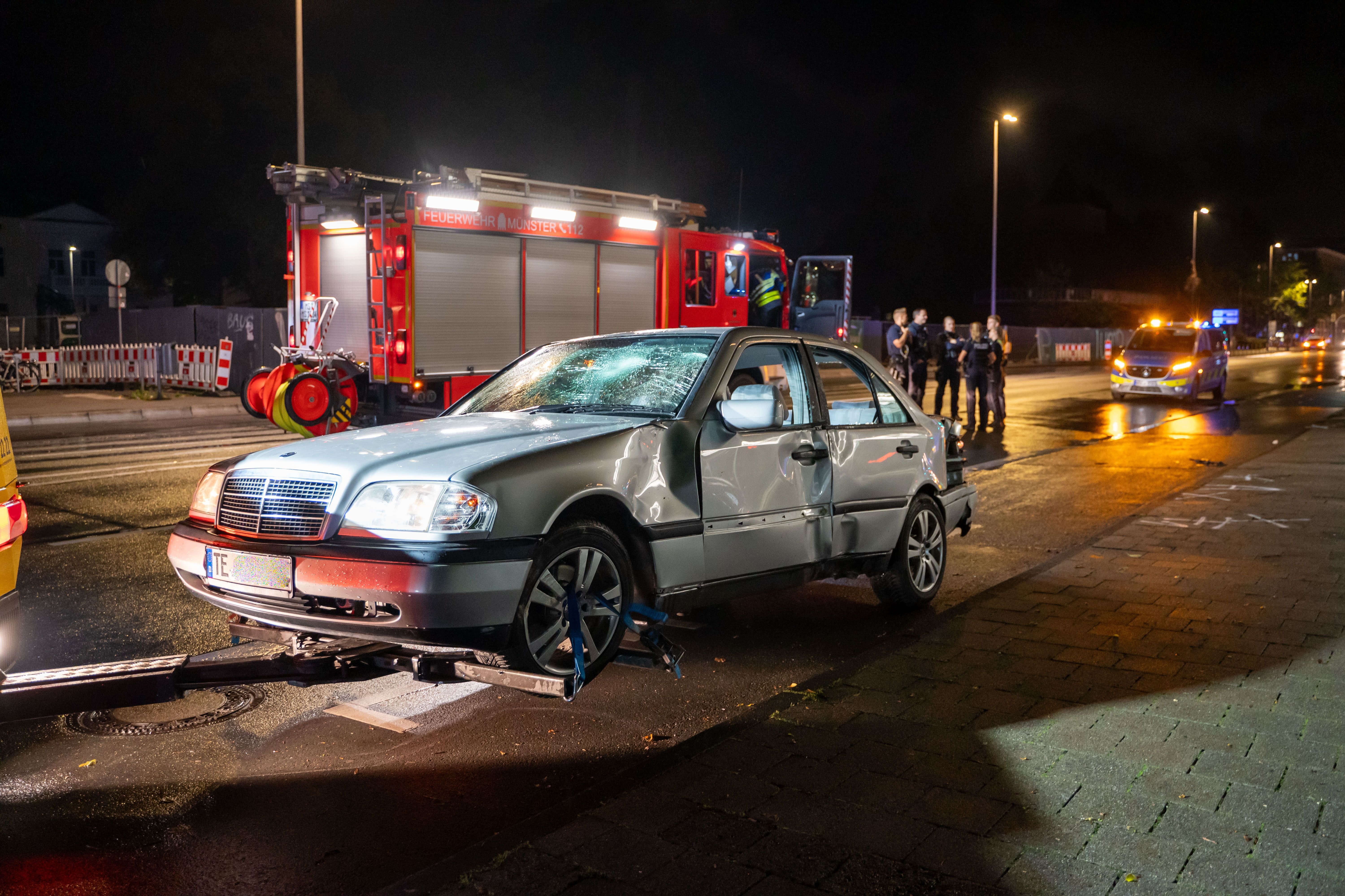 Mehrere Verletzte: Auto erfasst Menschengruppe