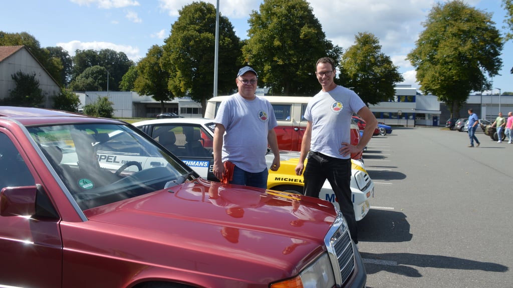 Vereinskassierer Achim Bäzol und Gerd Beine (rechts), zweiter Vorsitzender des MSC Warburg, freuten sich über den guten Zuspruch beim Oldtimertreffen auf dem Parkplatz der Firma Germeta in Germete.