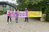 Der Schulweg vieler Kinder führt derzeit über den Parkplatz am Haus 37 Grad zur Ludgerusschule. Die Elternvertreter Indra Bielefeld (l.) und Daniel Werner (r.) sowie Schulleiterin Vanessa Auth wollen ihn morgens möglichst autofrei halten.