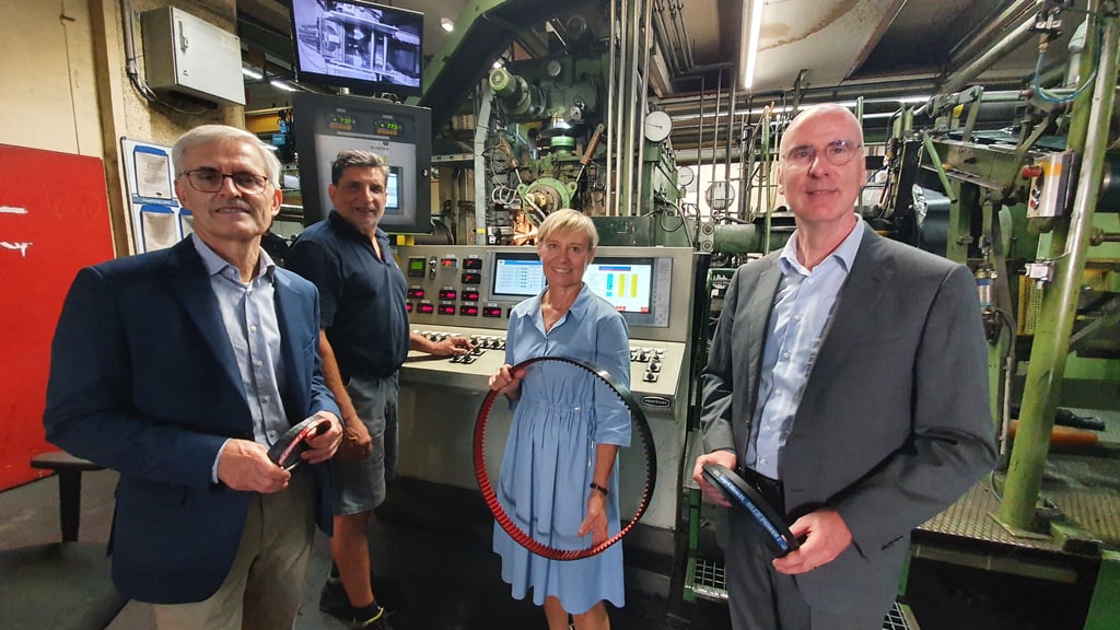 Die Optibelt-Geschäftsführung: Reinhold Mühlbeyer, Regina Arning und Konrad Ummen im Werk in Höxter; am Technikpult steht Mitarbeiter Said Ansari.