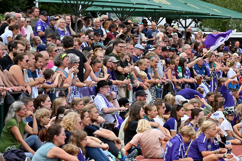 1020 zahlende Zuschauer und insgesamt rund 1200 sahen das DFB-Pokal-Spiel zwischen Wacker Mecklenbeck und der SGS Essen.