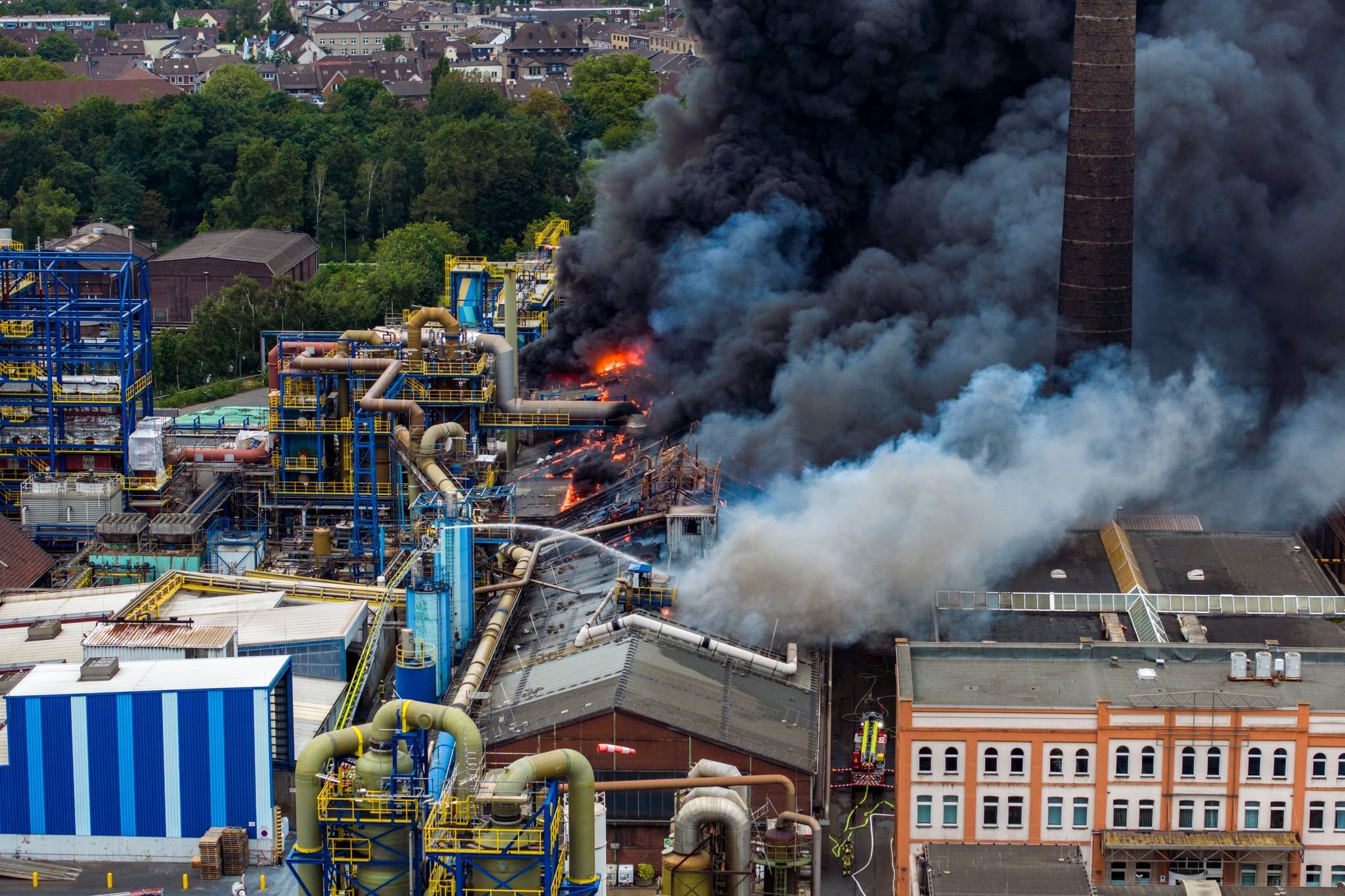 Riesige Rauchwolke Nach Brand In Chemiewerk - Entwarnung