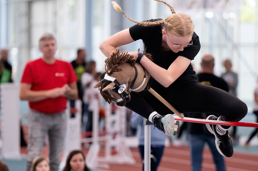 «Hobby Horsing»: competition in show jumping without a horse