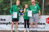 Johannes Wegener (l.), Hannah Knüfer und Friesen-Trainer Ludger Dahlmann-Plagge mit Maskottchen Taffi