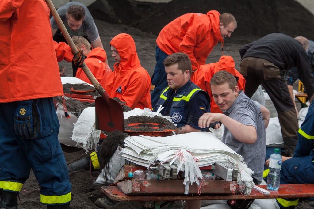 Das THW Gronau half beim Hochwasser in Rhede 2016 under other befüllen von Sandsäcken.