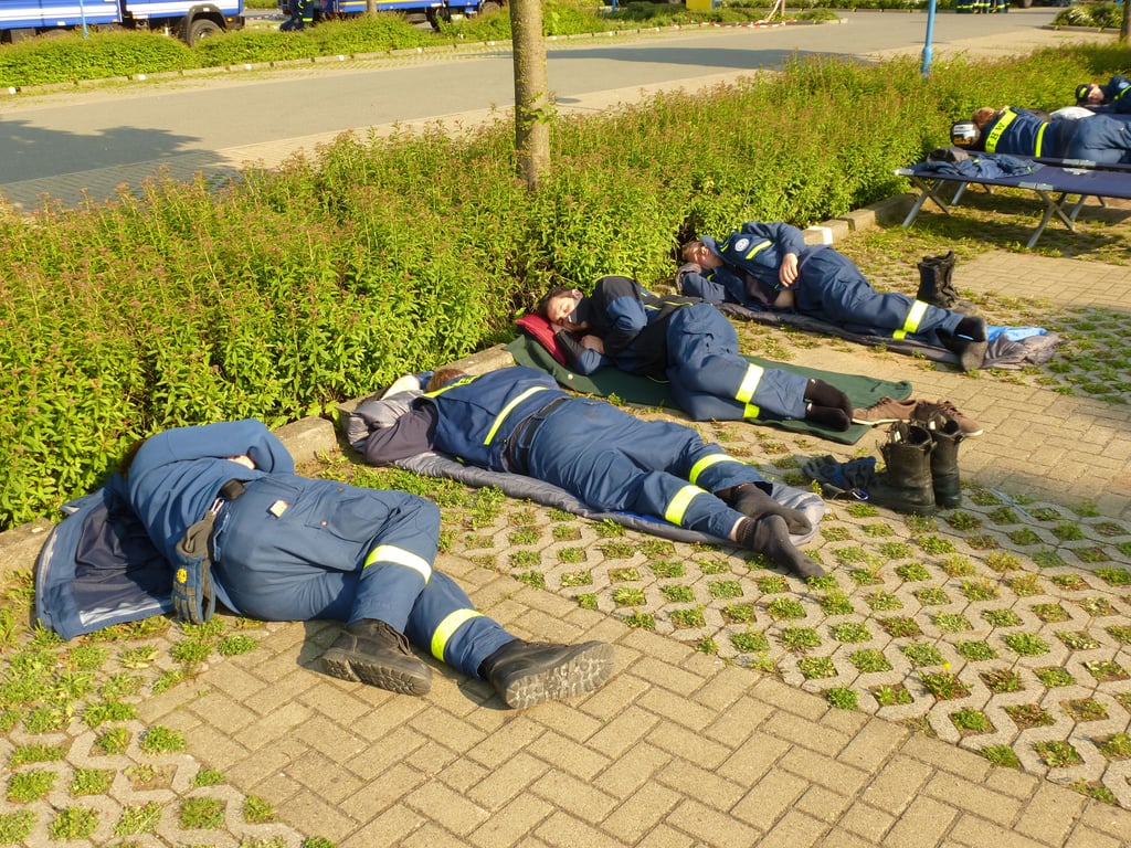 Erschöpfte Helfer at Einsatz des THW Gronau at Elbehochwasser 2013