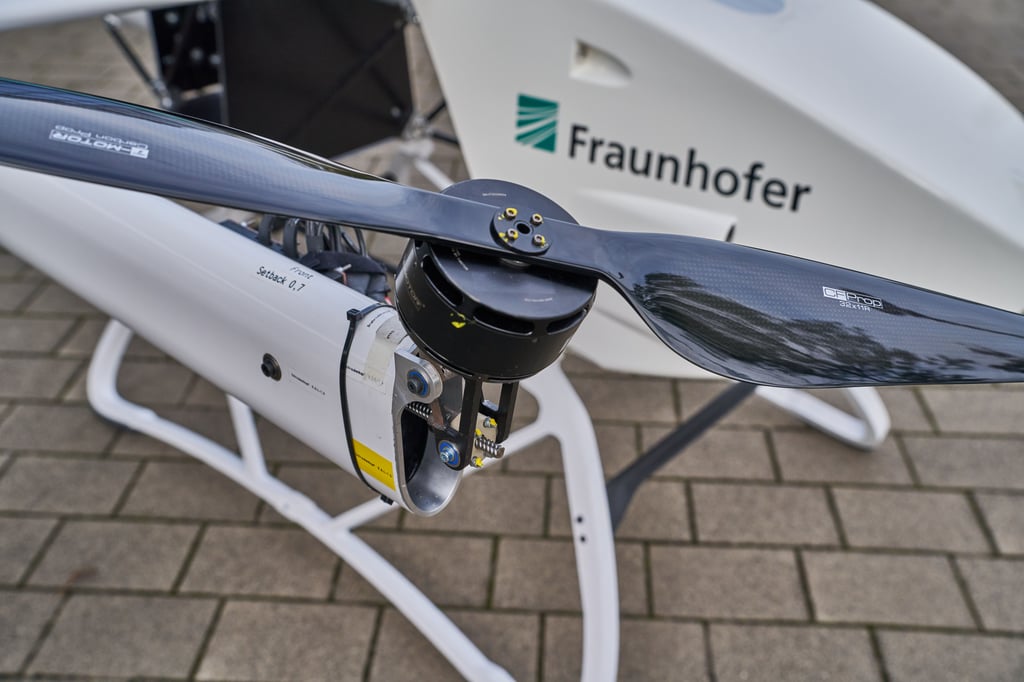 Eight propeller with rotating tower ensures dafür, the speed of the Albacopter and flexible signal direction ändern kann.