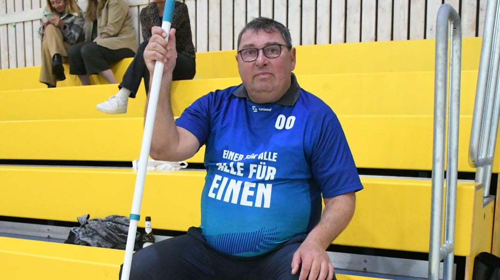 Jürgen Harbig und sein Arbeitsgerät. Damit sorgt er für einen reibungslosen Ablauf bei Havixbecks Handball-Partien.