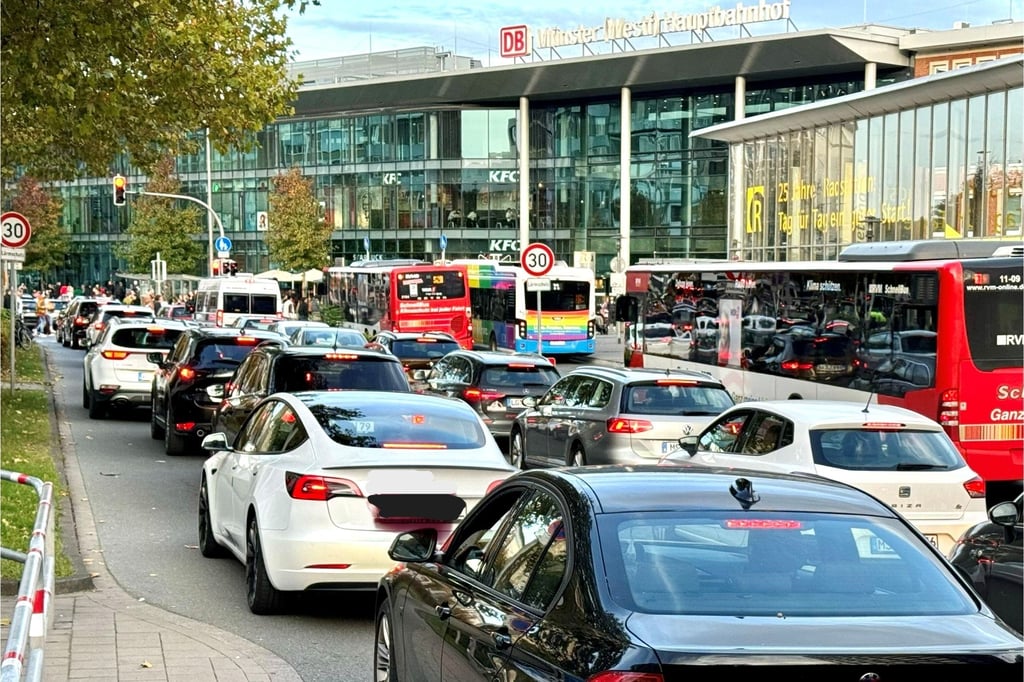 Pendler stehen in Münster länger im Stau