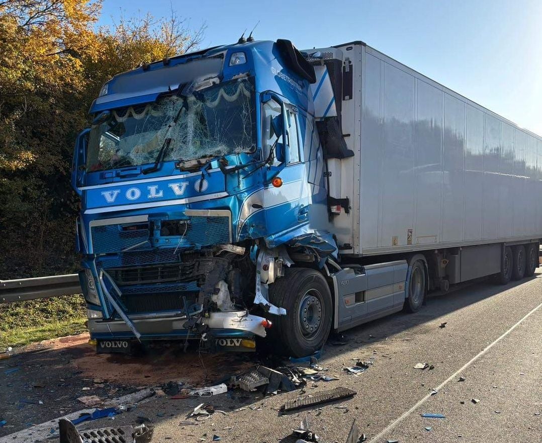 Warburg: Unbekannte Flüssigkeit Bereitet Bei Unfall Auf Der A44 Sorgen