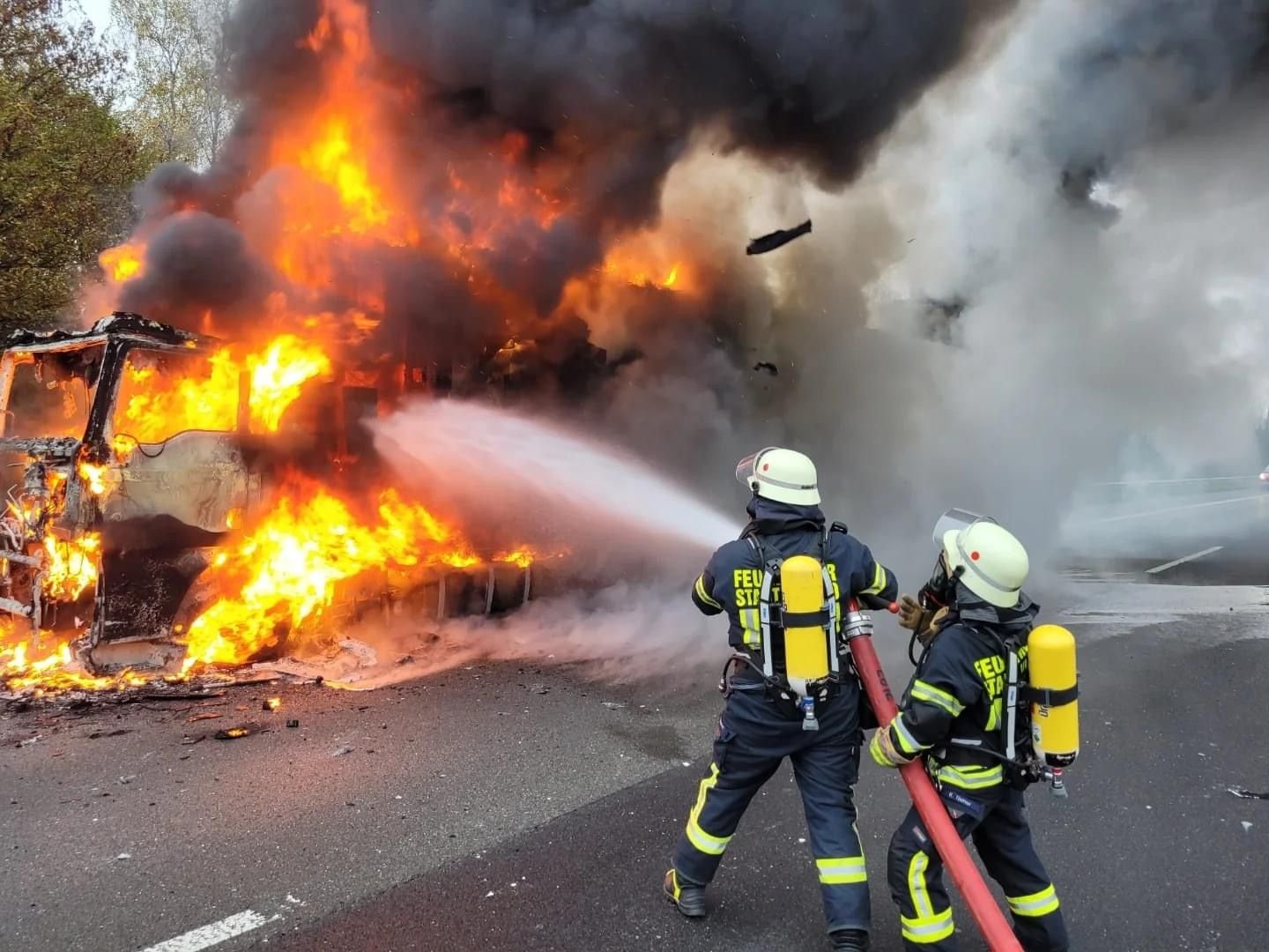 Vlotho: Lkw Steht Auf Der A2 Lichterloh In Flammen