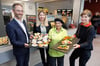 Kosteten Fingerfood aus der ersten rein vegan-vegetarischen Mensa an der Lampingstraße: Studierendenwerk-Geschäftsführer Achim Landgraf (von links), HSBI-Vizepräsidentin Michaela Hoke, Mensa-Mitarbeiterin Anna Chita sowie Projektleiterin Andrea Litzke, die das Projekt geleitet hat.