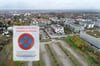 Der Parkplatz am Mersinweg aus der Vogelperspektive. Dieses Schild weist darauf hin, dass er dauerhaft geschlossen ist.