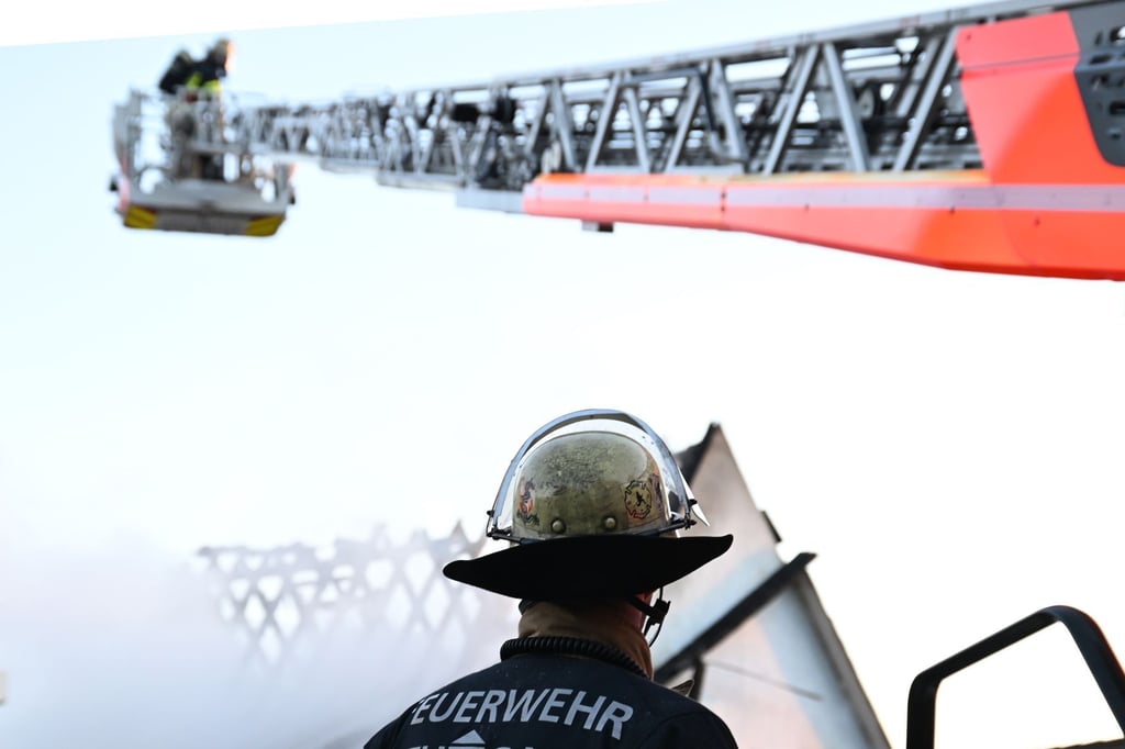 feuerwehr-bringt-drehleiter-auf-autobahn-in-stellung