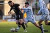 In einer ,,farbigen" Partie mit einer turbulenten Schlussphase setzte sich die U21 des SC Paderborn 07 mit 2:1 beim 1. FC Bocholt durch und feierte ihren  achten Saisonsieg. Hier attackiert Medin Kojic den Bocholter Cedric Euschen.