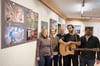 Vor der Steinhagener Bildtafel: (v.l.) Jeannine Gehle (Projektmanagerin Kultur am Kirchplatz), Jacqueline Lewald (Kulturmanagerin der Gemeinde), Tobias Bäcker (Dritte-Orte-Projektberatung pro loco), Singer-Songwriter Robert J. Peter und Florian Polkowski (Verein Kultur vor Ort/ Kultur am Kirchplatz).